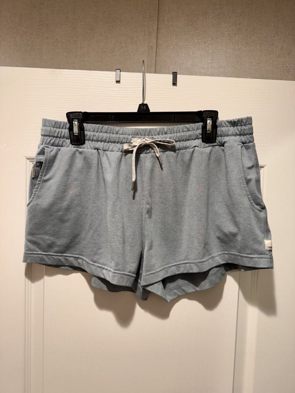 Vuori - Women's Halo Performance Short - Amazing condition!